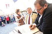 Eintrag ins goldene Buch der Stadt Schrobenhausen (©Foto: Martin Schmitz(